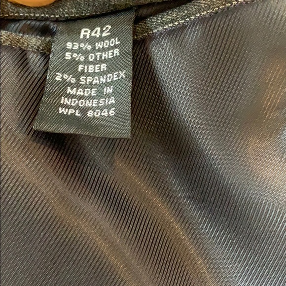 Gray pinstripe suit - Picture 3 of 5